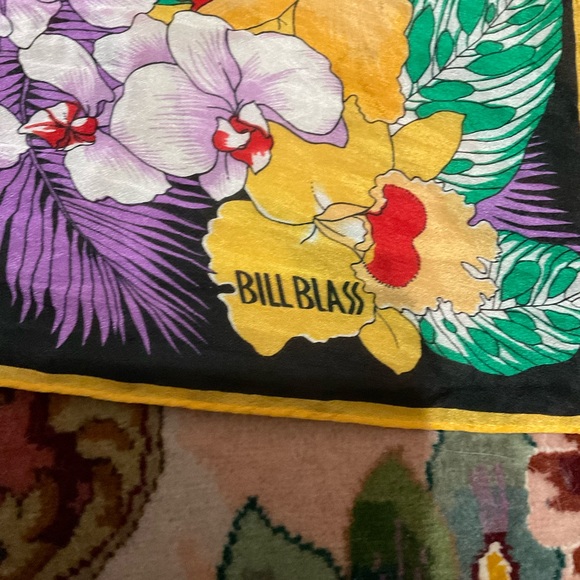 Scarf, Silk Bill Blass - Picture 3 of 4